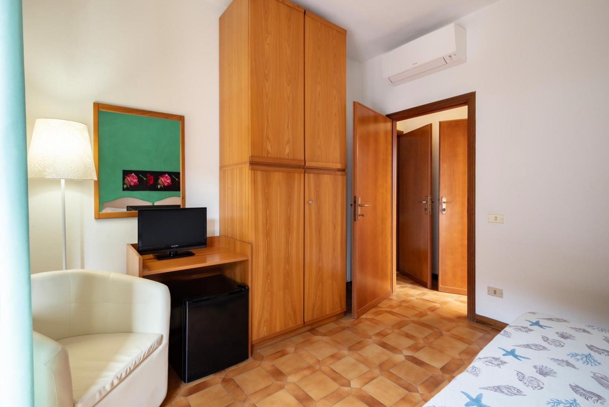 Hotel Parco Dei Pini - 100Mt Dal Mare Фоллоніка Екстер'єр фото