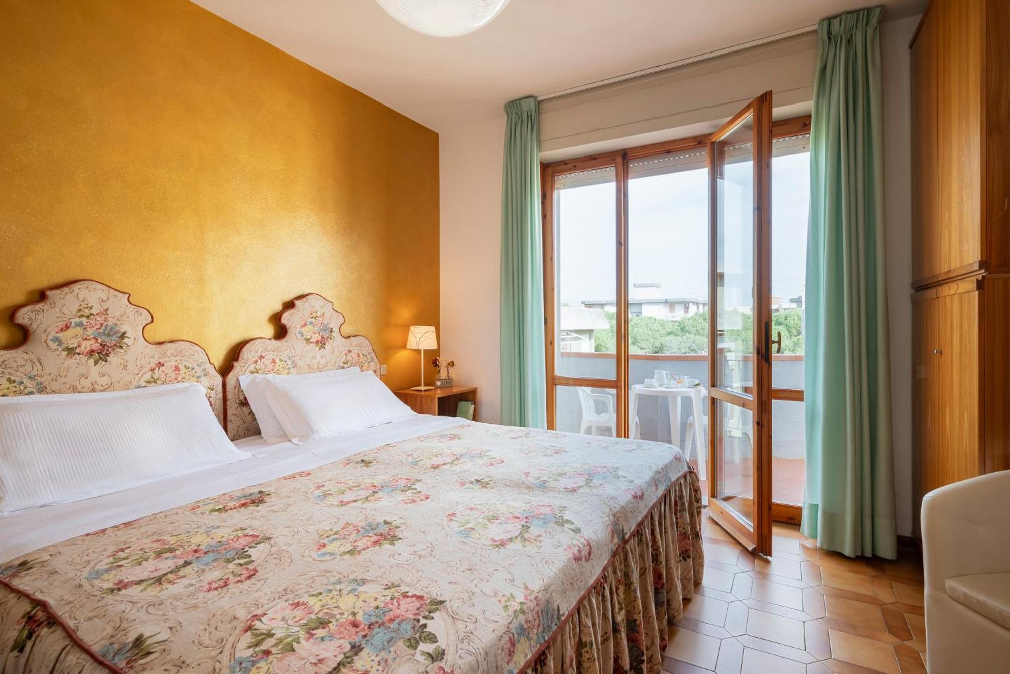 Hotel Parco Dei Pini - 100Mt Dal Mare Фоллоніка Екстер'єр фото