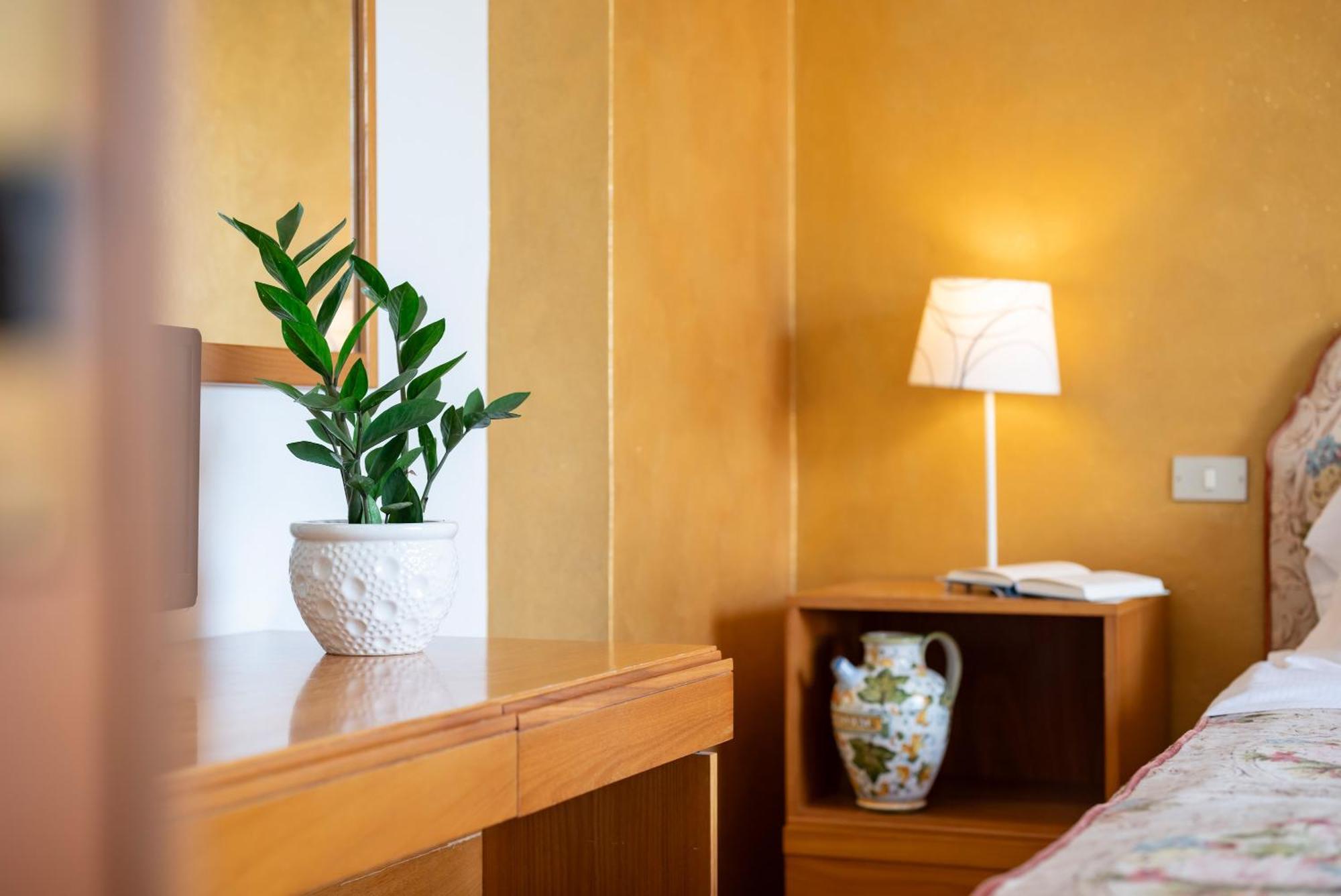 Hotel Parco Dei Pini - 100Mt Dal Mare Фоллоніка Екстер'єр фото