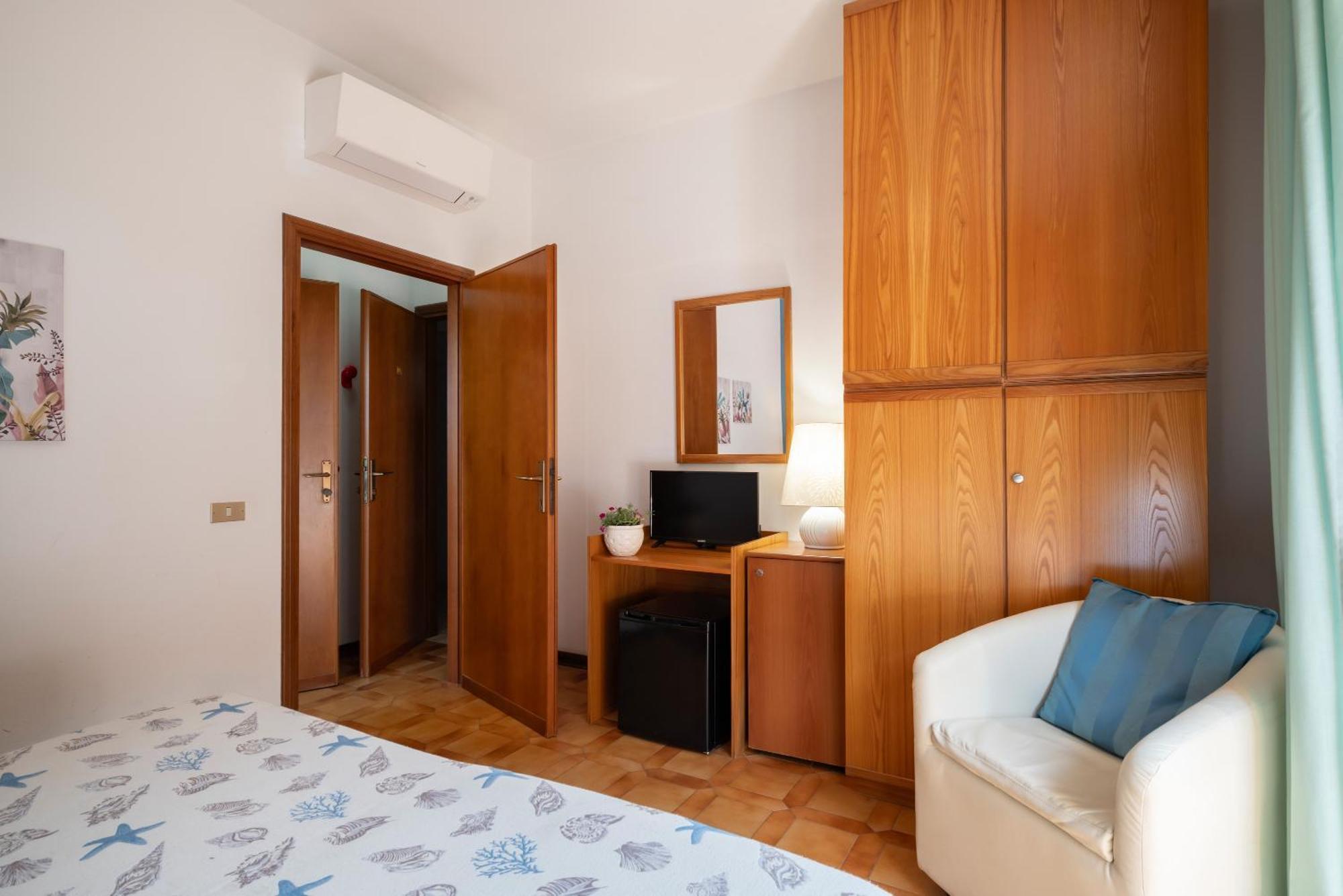 Hotel Parco Dei Pini - 100Mt Dal Mare Фоллоніка Екстер'єр фото