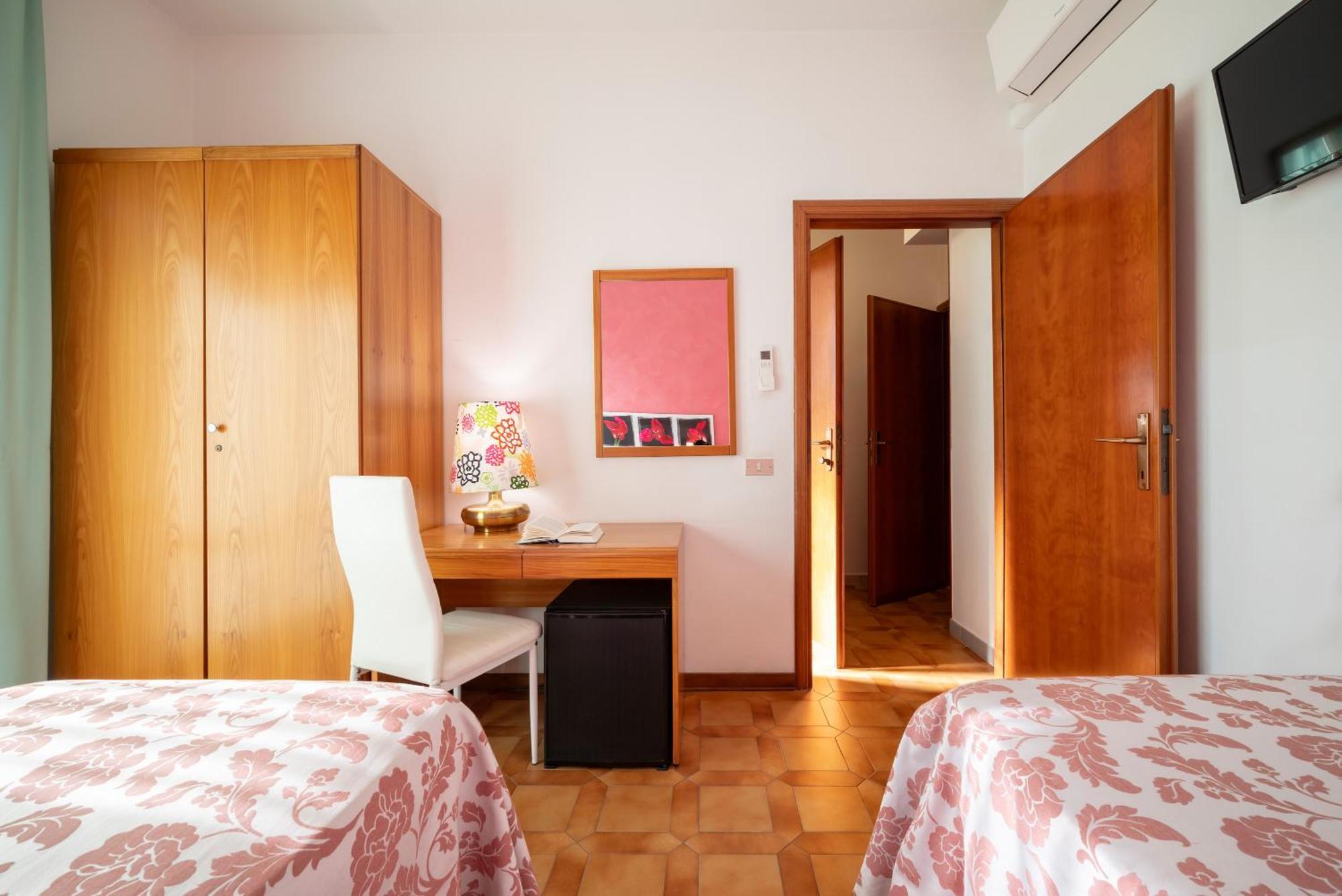 Hotel Parco Dei Pini - 100Mt Dal Mare Фоллоніка Екстер'єр фото