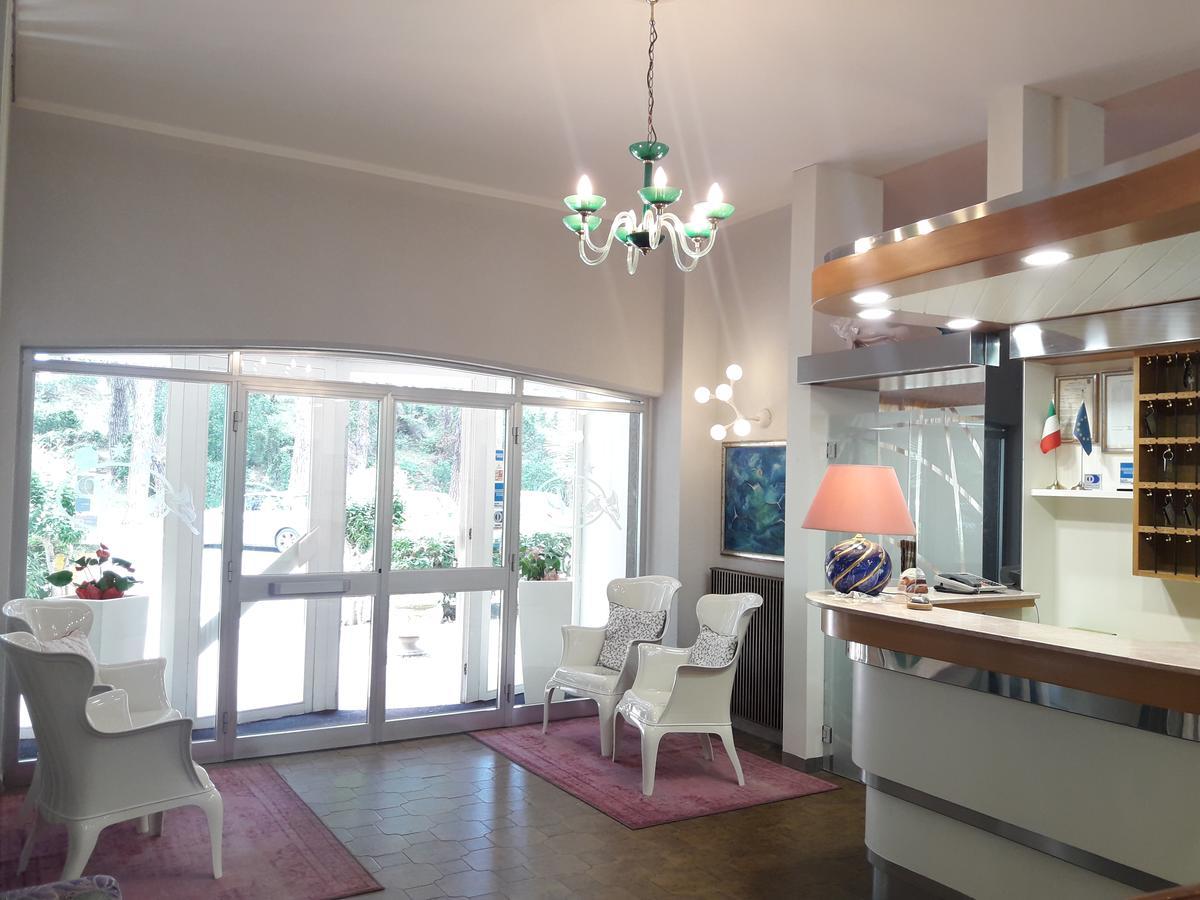 Hotel Parco Dei Pini - 100Mt Dal Mare Фоллоніка Екстер'єр фото